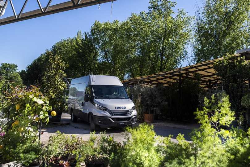Iveco Daily als Kasten: Per Sprachsteuerung Iveco Driver Pal ruft der Fahrer Zustandsdaten seines Daily ab und kann Kontakt mit der Fahrer-Community aufnehmen. | Foto: ALDO_FERRERO Iveco Daily als Kasten: Per Sprachsteuerung Iveco Driver Pal ruft der Fahrer Zustandsdaten seines Daily ab und kann Kontakt mit der Fahrer-Community aufnehmen. | Foto: ALDO_FERRERO