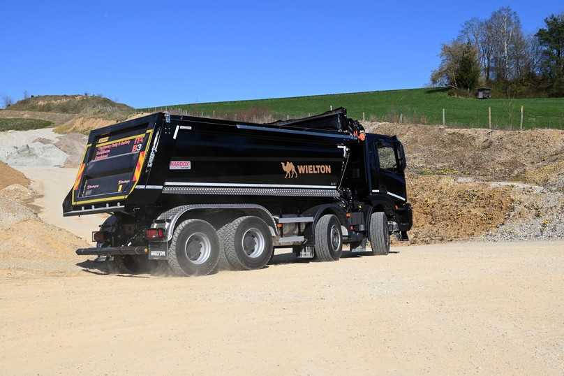 Die konische Kippbrücke mit 7 Millimeter Hardox-Bodenstahl fasst 18 Kubikmeter Ladevolumen und verfügt über eine Cramaro-Schiebeplane mit Fernsteuerung. | Foto: QUATEX Die konische Kippbrücke mit 7 Millimeter Hardox-Bodenstahl fasst 18 Kubikmeter Ladevolumen und verfügt über eine Cramaro-Schiebeplane mit Fernsteuerung. | Foto: QUATEX
