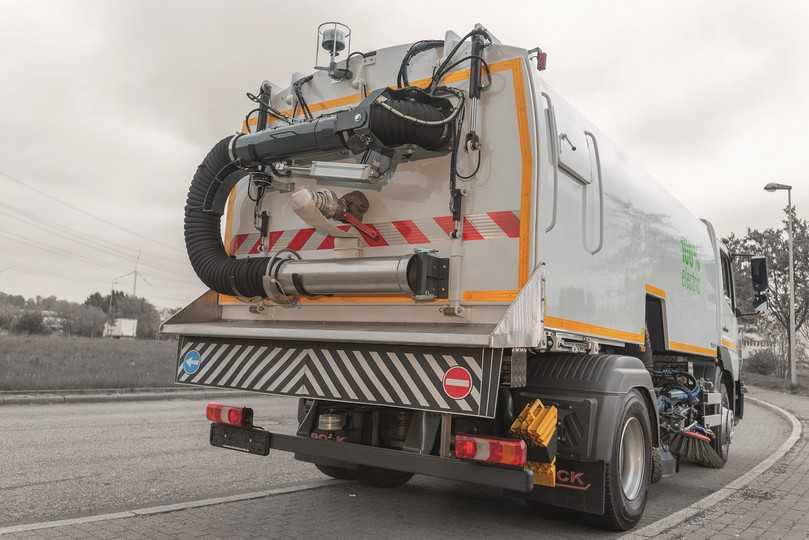 Im reinen Fahrbetrieb durch die Stadt liegen die Schallpegel-Reduzierungen bei 7 dB(A) für den Fahrer und bis zu 20 dB(A) für die Maschinen-Umgebung. | Foto: Brock Kehrtechnik/Christoph Wieboldt Im reinen Fahrbetrieb durch die Stadt liegen die Schallpegel-Reduzierungen bei 7 dB(A) für den Fahrer und bis zu 20 dB(A) für die Maschinen-Umgebung. | Foto: Brock Kehrtechnik/Christoph Wieboldt