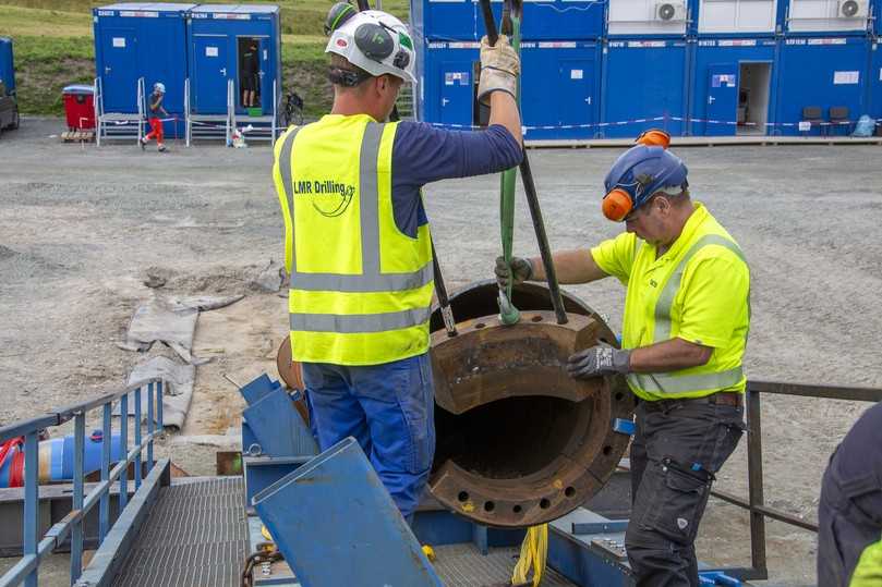 Spezialisten für Rammtechnik von Tracto unterstützen die Crew von LMR beim ersten Einsatz des Taurus | Foto: Tracto