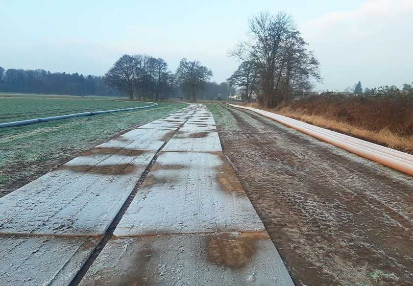Aufgrund des feuchten Bodens wurden teilweise Baustraßen aus Fahrbahnplatten verlegt. | Foto: Sanierungstechnik Dommel GmbH Aufgrund des feuchten Bodens wurden teilweise Baustraßen aus Fahrbahnplatten verlegt. | Foto: Sanierungstechnik Dommel GmbH