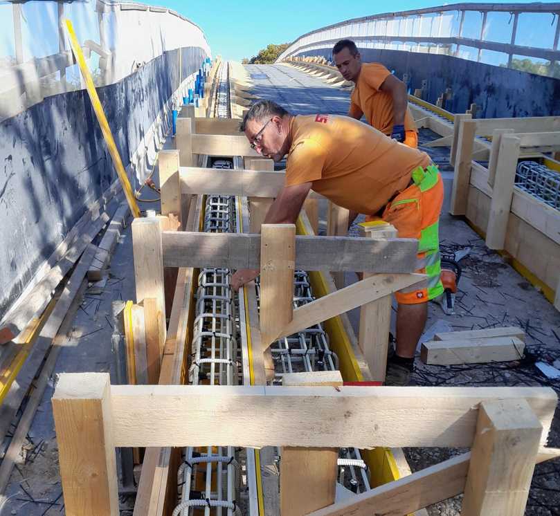 Die Brückenkappen wurden hier erstmals nicht mit Stahl-, sondern mit Glasfaserstäben bewehrt. | Foto: STORZ / Mahrholdt Die Brückenkappen wurden hier erstmals nicht mit Stahl-, sondern mit Glasfaserstäben bewehrt. | Foto: STORZ / Mahrholdt