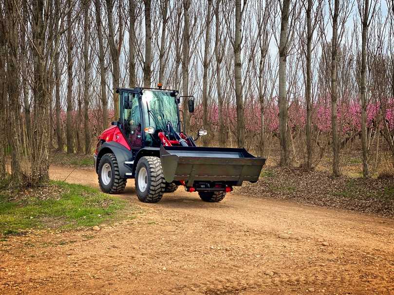 Die V7/V7-HW haben ein Schaufelvolumen von 0,7m3 bzw. 0,8m3, und der V7-HW hat eine höhere Nutzlast auf den Gabeln (1.900 kg) als der V7 (1.750 kg). | Foto: Yanmar Die V7/V7-HW haben ein Schaufelvolumen von 0,7m3 bzw. 0,8m3, und der V7-HW hat eine höhere Nutzlast auf den Gabeln (1.900 kg) als der V7 (1.750 kg). | Foto: Yanmar