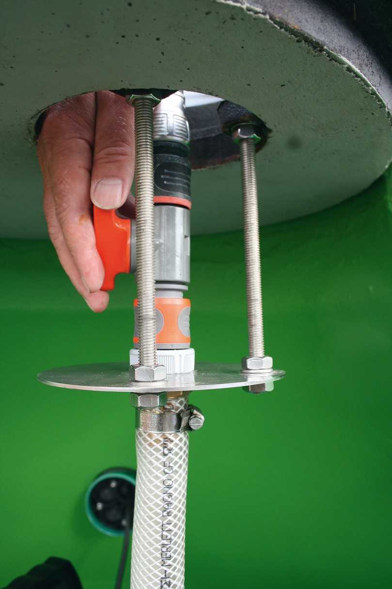 Nach Aufstecken des Gartenschlauchs am Regenspeicher wird von außen manuell das Ventil geöffnet. Damit ist die Unterwassermotor-Pumpe mit integriertem Schaltautomat betriebsbereit, wenn sie beim Einbau des Speichers an das im Erdreich verlegte Stromkabel angeschlossen wurde. | Foto: Mall Nach Aufstecken des Gartenschlauchs am Regenspeicher wird von außen manuell das Ventil geöffnet. Damit ist die Unterwassermotor-Pumpe mit integriertem Schaltautomat betriebsbereit, wenn sie beim Einbau des Speichers an das im Erdreich verlegte Stromkabel angeschlossen wurde. | Foto: Mall
