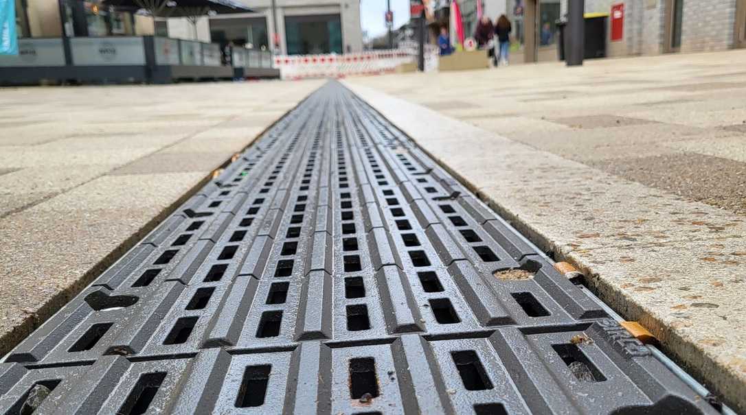 Barrierefreie Entwässerung mit Bircosir: Blindenleitsystem und Rinne in einem