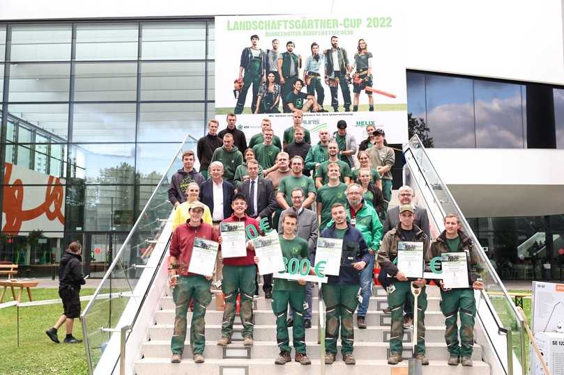 Artenvielfalt und Nachhaltigkeit statt Schotter im Garten: Alle Teilnehmerinnen und Teilnehmer des Landschaftsgärtner-Cups 2022 auf der Messe GaLaBau in Nürnberg mit CSU-Generalsekretär Dr. Martin Huber (2. Reihe von unten, Mitte), Jurypräsident Ludger Plaßmann, BGL-Präsident Lutze von Wurmb, Moderatorin Tanja Neumann und Sponsoren. | Foto: Daniel Karmann/BGL Artenvielfalt und Nachhaltigkeit statt Schotter im Garten: Alle Teilnehmerinnen und Teilnehmer des Landschaftsgärtner-Cups 2022 auf der Messe GaLaBau in Nürnberg mit CSU-Generalsekretär Dr. Martin Huber (2. Reihe von unten, Mitte), Jurypräsident Ludger Plaßmann, BGL-Präsident Lutze von Wurmb, Moderatorin Tanja Neumann und Sponsoren. | Foto: Daniel Karmann/BGL
