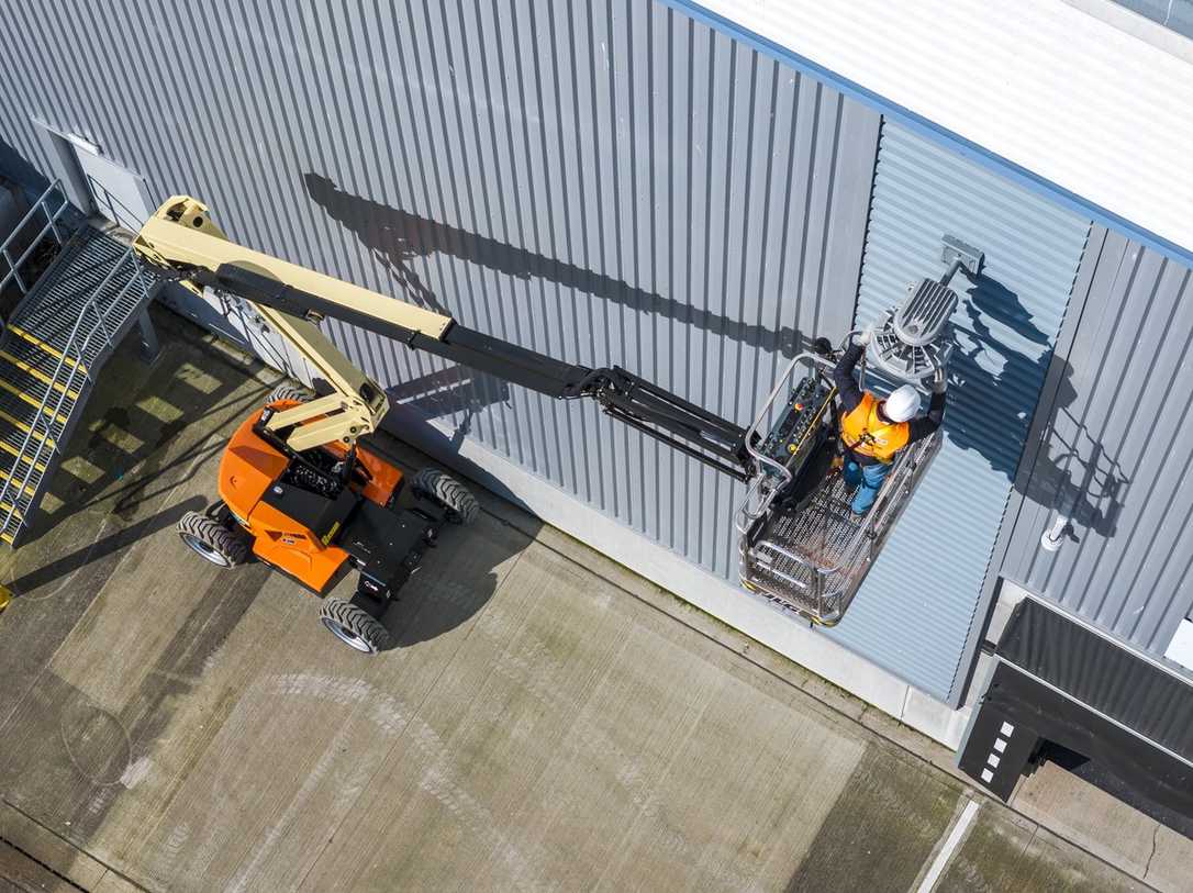 bauma 2025: Neue Elektro-Gelenkarbeitsbühne JLG EC450AJ Compact für enge Baustellen