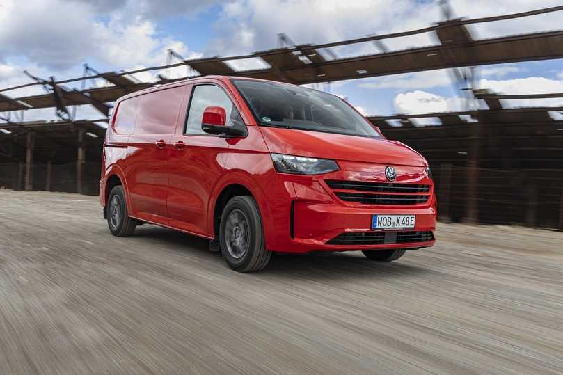 Der VW Transporter Kastenwagen kommt wahlweise mit TDI-Motor, eHybrid oder Elektroantrieb zum Kunden. | Foto: VW Nutzfahrzeuge Der VW Transporter Kastenwagen kommt wahlweise mit TDI-Motor, eHybrid oder Elektroantrieb zum Kunden. | Foto: VW Nutzfahrzeuge