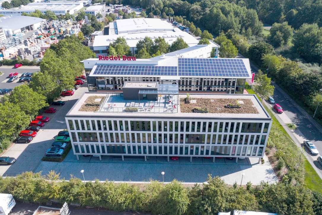 Riedel Bau stattet Firmenparkplatz mit Ladeinfrastruktur aus Riedel Bau stattet Firmenparkplatz mit Ladeinfrastruktur aus