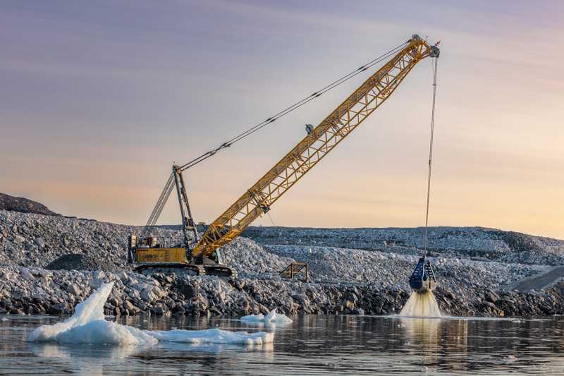 Mit seinem 3,5-Kubikmeter-Greifer kann der Liebherr-Seilbagger HS 8200 von Munck Civil Engineering bis zu 1.000 Kubikmeter Tonsedimente am Tag vom Meeresboden ausbaggern. | Foto: Liebherr Mit seinem 3,5-Kubikmeter-Greifer kann der Liebherr-Seilbagger HS 8200 von Munck Civil Engineering bis zu 1.000 Kubikmeter Tonsedimente am Tag vom Meeresboden ausbaggern. | Foto: Liebherr