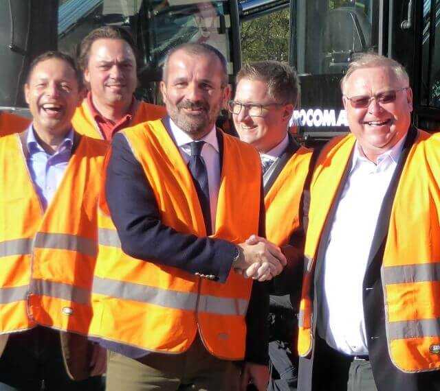 Freuen sich auf die neue Zusammenarbeit: (vorn, von links) eberle-hald-Geschäftsführer Rolf Angerer, Eurocomach-Ge- samtvertriebsleiter Marco Mosconi und eberle-hald-Geschäfts- führer Bernd Eberle. | Fotos: eberle-hald Freuen sich auf die neue Zusammenarbeit: (vorn, von links) eberle-hald-Geschäftsführer Rolf Angerer, Eurocomach-Ge- samtvertriebsleiter Marco Mosconi und eberle-hald-Geschäfts- führer Bernd Eberle. | Fotos: eberle-hald