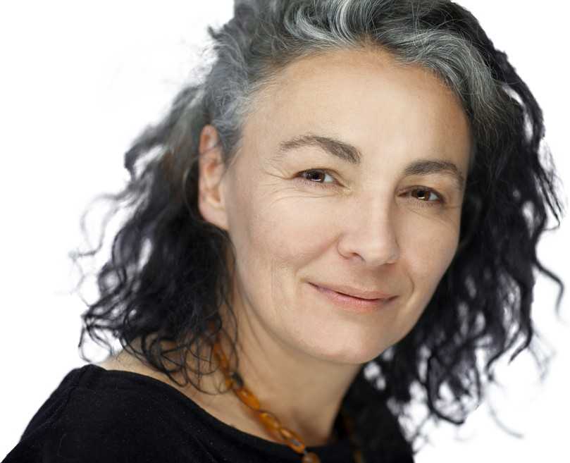 Die 1. Vorsitzende beim Fachverband Pflanzenkohle, Dr.-Ing. Susanne Veser, ist Prokuristin und Entwicklerin bei der SynerCity GmbH NL Leonberg. Als Leiterin des Fachbereichs Stoffstrommanagement kam sie 2010 auf das Thema Pflanzenkohle und gründete 2017 den FVPK. | Foto: FVPK Die 1. Vorsitzende beim Fachverband Pflanzenkohle, Dr.-Ing. Susanne Veser, ist Prokuristin und Entwicklerin bei der SynerCity GmbH NL Leonberg. Als Leiterin des Fachbereichs Stoffstrommanagement kam sie 2010 auf das Thema Pflanzenkohle und gründete 2017 den FVPK. | Foto: FVPK