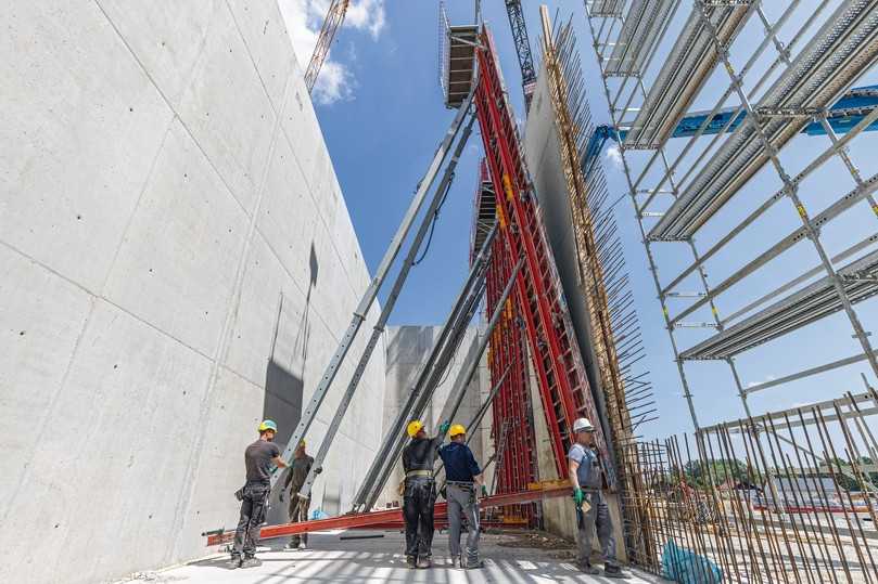 Mit nur einem Kranhub werden 26 m² Schalung umgesetzt, inklusive kompletter Schrägabstützung und Betonierbühne aus dem Konsolensystem MXK. | Foto: Andreas Tausend Mit nur einem Kranhub werden 26 m² Schalung umgesetzt, inklusive kompletter Schrägabstützung und Betonierbühne aus dem Konsolensystem MXK. | Foto: Andreas Tausend