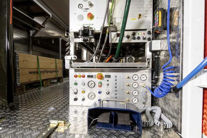 Links der Standplatz für mobile Thermotruhen mit dem Linermaterial, rechts der elektrische Fräsroboter von Pipetronics. | Foto: Andreas Mauritz Links der Standplatz für mobile Thermotruhen mit dem Linermaterial, rechts der elektrische Fräsroboter von Pipetronics. | Foto: Andreas Mauritz