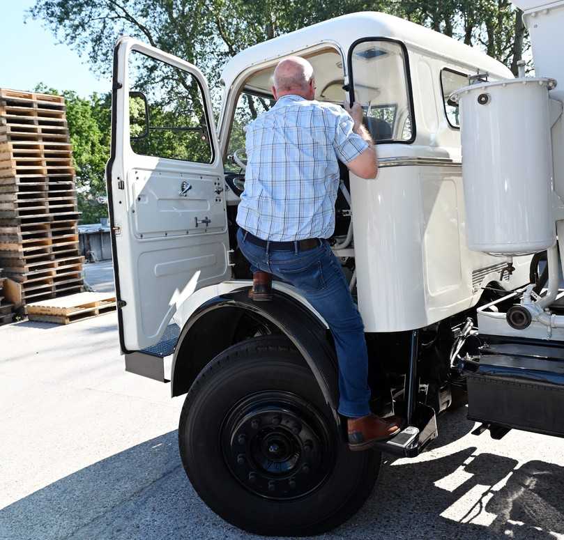 Riskante Kletterpartie ins beengte Fahrerhaus des DAF A 1902 DS der 60er Jahre. | Foto: QUATEX Riskante Kletterpartie ins beengte Fahrerhaus des DAF A 1902 DS der 60er Jahre. | Foto: QUATEX