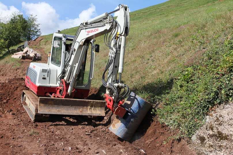 Mit stufenlos einstellbarem Neigungswinkel des Powertilt-Schnellwechslers lässt sich die Böschung nach Vorgabe formen | Foto: Lehnhoff Mit stufenlos einstellbarem Neigungswinkel des Powertilt-Schnellwechslers lässt sich die Böschung nach Vorgabe formen | Foto: Lehnhoff
