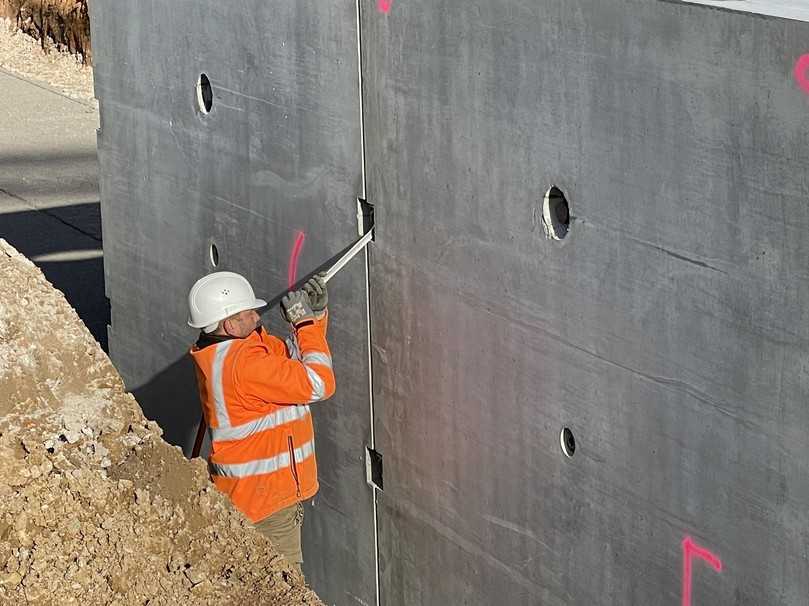 Mit dem Vier-Punkt-Schraubsystem kann innerhalb kürzester Zeit ein Element montiert werden. Es liegt außen, kommt also mit dem Inhalt nicht in Kontakt und bleibt somit vor Korrosion geschützt. | Foto: Finger Baustoffe Mit dem Vier-Punkt-Schraubsystem kann innerhalb kürzester Zeit ein Element montiert werden. Es liegt außen, kommt also mit dem Inhalt nicht in Kontakt und bleibt somit vor Korrosion geschützt. | Foto: Finger Baustoffe