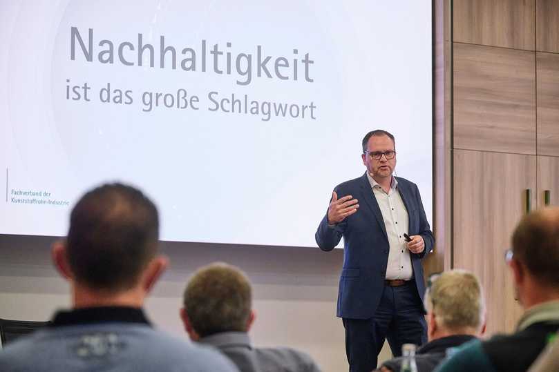 „Unsere Branche setzt das Thema Nachhaltigkeit intensiv um. Wir geben der Gesellschaft Produkte an die Hand, die über Nutzungsdauern von bis zu 100 Jahren verfügen“, unterstrich Markus Hartmann, Geschäftsführer Kunststoffrohrverband (KRV). | Foto: rbv „Unsere Branche setzt das Thema Nachhaltigkeit intensiv um. Wir geben der Gesellschaft Produkte an die Hand, die über Nutzungsdauern von bis zu 100 Jahren verfügen“, unterstrich Markus Hartmann, Geschäftsführer Kunststoffrohrverband (KRV). | Foto: rbv