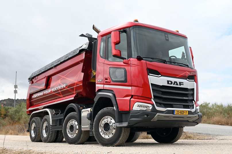 Im 8x4-Kipper ist das automatisierte Zwölfgang-Traxon-Getriebe mit Offroad-Programm, Rock-free und „Urge-to-move“ für präzise Rangieren im Gelände bestückt. | Foto: QUATEX Im 8x4-Kipper ist das automatisierte Zwölfgang-Traxon-Getriebe mit Offroad-Programm, Rock-free und „Urge-to-move“ für präzise Rangieren im Gelände bestückt. | Foto: QUATEX