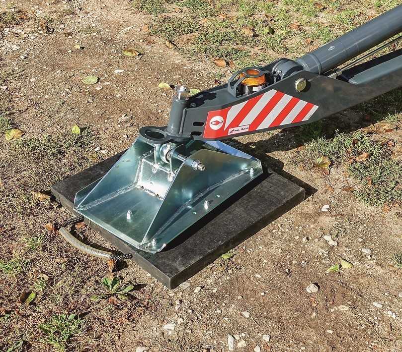 Den Stützfüßen wurden bei unserem Einsatz zusätzliche Kunststoffgleitplatten des Herstellers unterlegt. | Foto: B_I/Bauer Den Stützfüßen wurden bei unserem Einsatz zusätzliche Kunststoffgleitplatten des Herstellers unterlegt. | Foto: B_I/Bauer