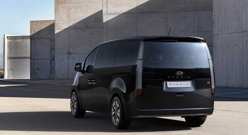 Die Heckpartie besticht durch bis hinunter zum Stoßfänger reichende Heckklappe. Für die Nutzfahrzeugvarianten wird es aber Flügeltüren geben. | Foto: Hyundai Die Heckpartie besticht durch bis hinunter zum Stoßfänger reichende Heckklappe. Für die Nutzfahrzeugvarianten wird es aber Flügeltüren geben. | Foto: Hyundai