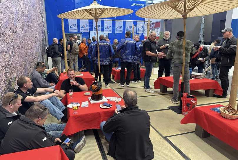 Voller Stand bei Tsurumi: Mit Bambus, Tatami-Matten und Mitarbeitern im Kimono schuf der Pumpenspeziialist einen Hingucker auf der bauma 2025. | Foto: Tsurumi Voller Stand bei Tsurumi: Mit Bambus, Tatami-Matten und Mitarbeitern im Kimono schuf der Pumpenspeziialist einen Hingucker auf der bauma 2025. | Foto: Tsurumi