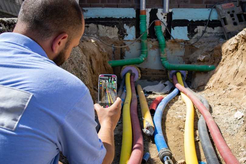Der Monteur erfasst den kompletten Hausanschluss inklusive Fotodokumentation. | Foto: Mettenmeier Der Monteur erfasst den kompletten Hausanschluss inklusive Fotodokumentation. | Foto: Mettenmeier
