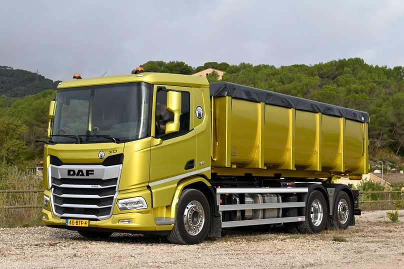 DAF XD Abrollkipper: Kaum weniger komfortabel geht es in der kurzen Day Cab-Kabine zu. Der Rundumblick ist trotz Spiegel phänomenal. | Foto: QUATEX DAF XD Abrollkipper: Kaum weniger komfortabel geht es in der kurzen Day Cab-Kabine zu. Der Rundumblick ist trotz Spiegel phänomenal. | Foto: QUATEX