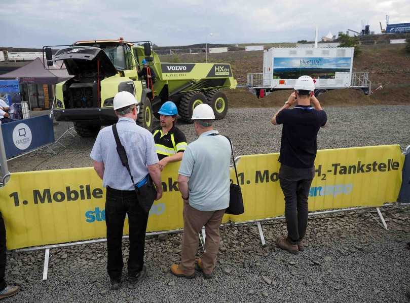 Im "Quarry Vision"-Themenpark, der gleichzeitig das Motto der steinexpo bildete, wurde visionäre Baumaschinentechnik vorgestellt wie hier der Volvo HX04 Brennstoffzellen-Dumper, zum ersten Mal auf einer deutschen Messe. | Foto: Geoplan Im "Quarry Vision"-Themenpark, der gleichzeitig das Motto der steinexpo bildete, wurde visionäre Baumaschinentechnik vorgestellt wie hier der Volvo HX04 Brennstoffzellen-Dumper, zum ersten Mal auf einer deutschen Messe. | Foto: Geoplan