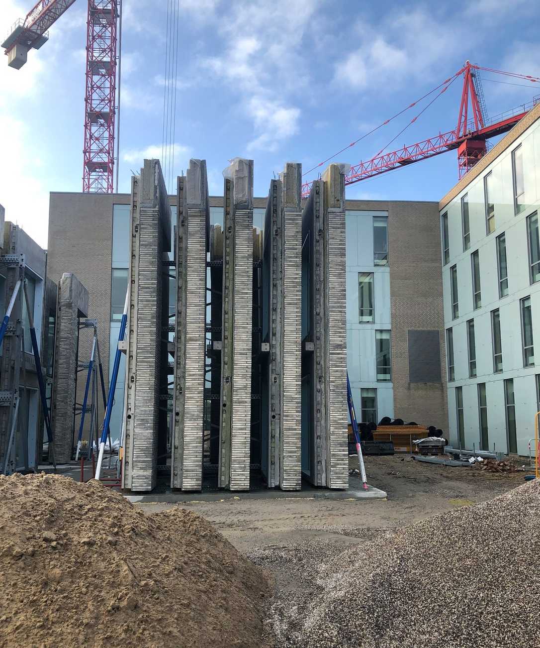 Bauprojekt Incuba Next Aarhus: Spezialgestell verwahrt 13 Meter hohe Wandelemente Bauprojekt Incuba Next Aarhus: Spezialgestell verwahrt 13 Meter hohe Wandelemente