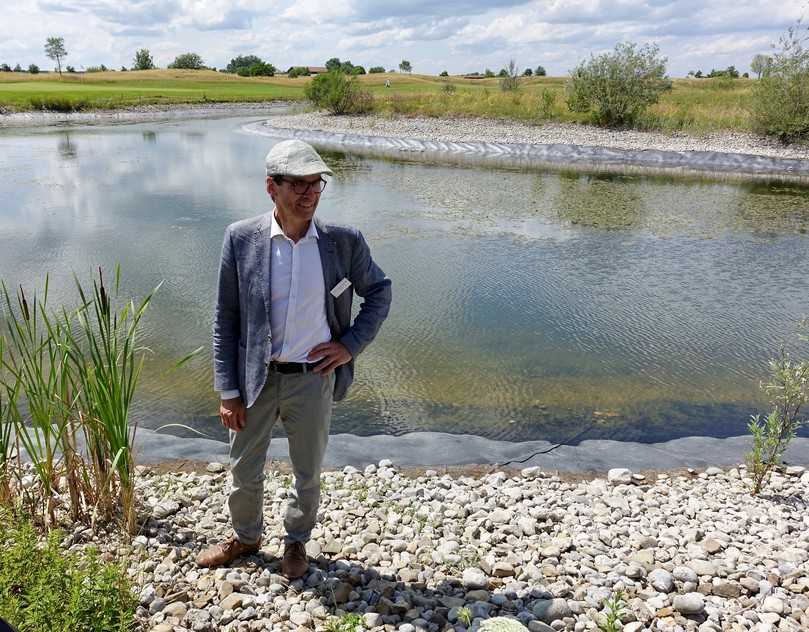 Prof. Dr. Johannes Kollmann von der Technischen Universität München sieht bei der Teichufer-Bepflanzung im Valley noch Verbesserungspotenzial. | Foto: bs Prof. Dr. Johannes Kollmann von der Technischen Universität München sieht bei der Teichufer-Bepflanzung im Valley noch Verbesserungspotenzial. | Foto: bs