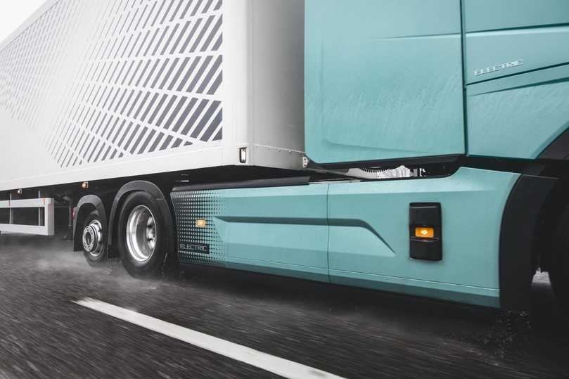 Der längere Radstand und die nach hinten verschobene Sattelplatte sorgen für mehr Platz für bis zu acht Akkus am Rahmen. | Foto: Volvo Trucks Der längere Radstand und die nach hinten verschobene Sattelplatte sorgen für mehr Platz für bis zu acht Akkus am Rahmen. | Foto: Volvo Trucks