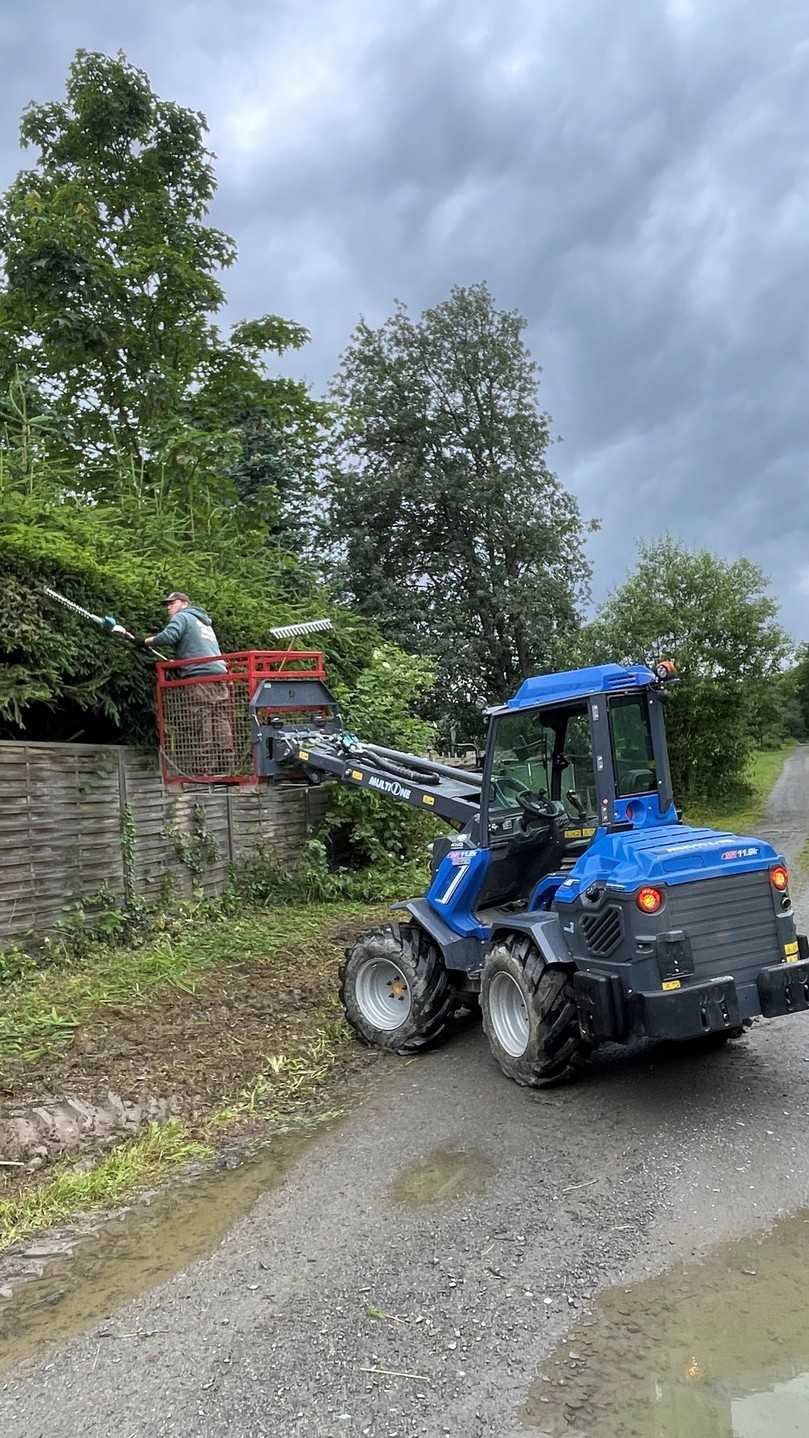 Mit Korb versehen, setzen die Sauerländer das MultiOne-Flaggschiff auch für Grünschnittarbeiten in der Höhe ein. | Foto: Multione Mit Korb versehen, setzen die Sauerländer das MultiOne-Flaggschiff auch für Grünschnittarbeiten in der Höhe ein. | Foto: Multione