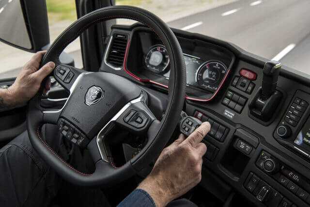 Neues Cockpit: Jetzt ein wenig flacher, die Bedienelemente gehen gut zur Hand. Neues Cockpit: Jetzt ein wenig flacher, die Bedienelemente gehen gut zur Hand.