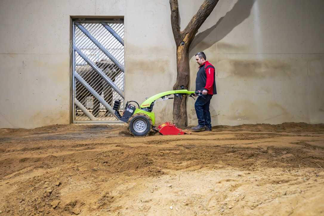Geräteträger Rapid Uri im Einsatz im Elefantenhaus Geräteträger Rapid Uri im Einsatz im Elefantenhaus
