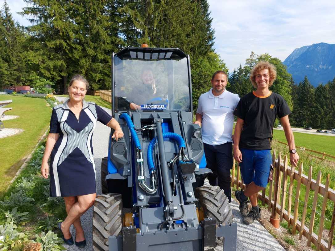 Knick-Radlader Multione EZ8 als Elektro-Arbeitsgerät für Gartenarbeit und Winterdienst Knick-Radlader Multione EZ8 als Elektro-Arbeitsgerät für Gartenarbeit und Winterdienst