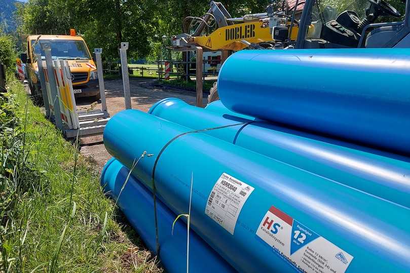 Die Dobler GmbH & Co. KG Bauunternehmung setzte für die Erstellung des rund 950 m langen Regenwasserkanals blaue HS-Kanalrohre der Funke Kunststoffe GmbH ein. | Foto: Funke Kunststoffe GmbH Die Dobler GmbH & Co. KG Bauunternehmung setzte für die Erstellung des rund 950 m langen Regenwasserkanals blaue HS-Kanalrohre der Funke Kunststoffe GmbH ein. | Foto: Funke Kunststoffe GmbH