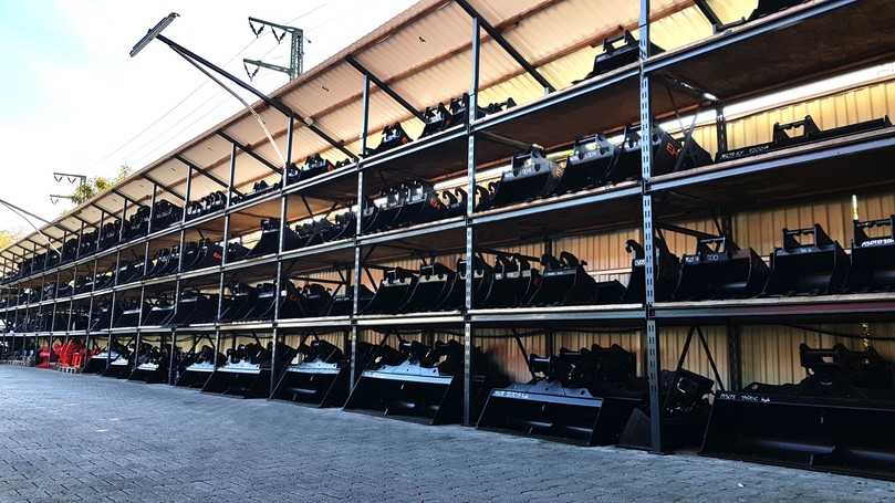 Hochregal bei Euroholz mit verschiedenen Baggerlöffeln und -schaufeln, Schnellwechslern und Anbaurahmen. | Foto: Euroholz Hochregal bei Euroholz mit verschiedenen Baggerlöffeln und -schaufeln, Schnellwechslern und Anbaurahmen. | Foto: Euroholz