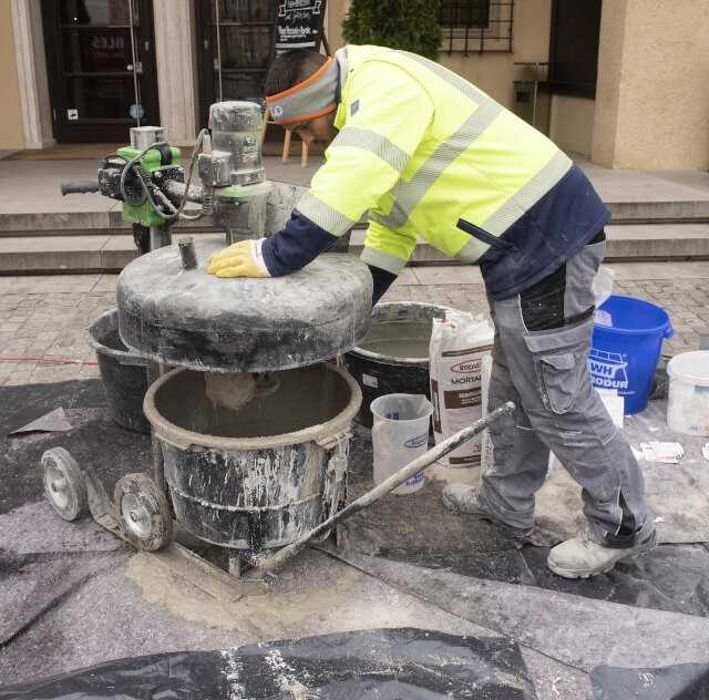 Direkt an der Baustelle mischen die Mitarbeiter des Betonsanierbetriebs Blessing den Reparaturmörtel „Mortar Mix“ an. | Foto: Korodur Direkt an der Baustelle mischen die Mitarbeiter des Betonsanierbetriebs Blessing den Reparaturmörtel „Mortar Mix“ an. | Foto: Korodur