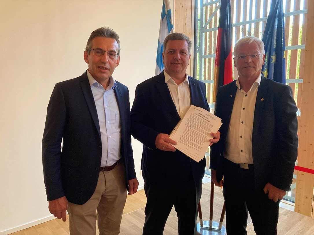 Holzbau fordert praxistaugliche Verwendbarkeitsnachweise und Muster-Holzbaurichtlinie 2.0 Holzbau fordert praxistaugliche Verwendbarkeitsnachweise und Muster-Holzbaurichtlinie 2.0