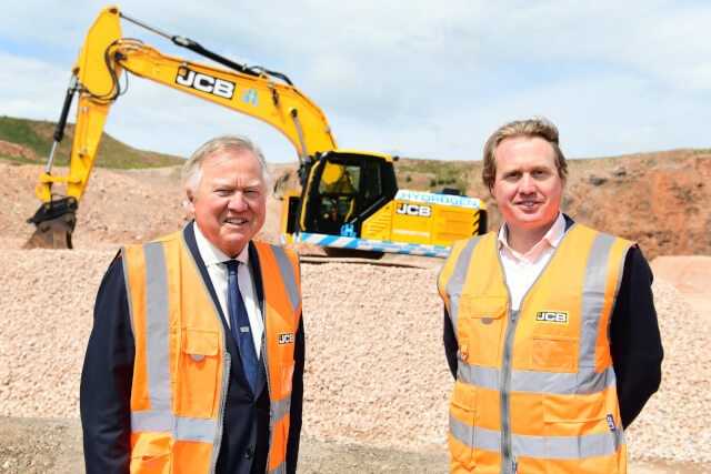 Lord Bamford zusammen mit seinem Sohn Jo vor dem Prototyp des 20 Tonnen JCB 220X Baggers mit Wasserstoffantrieb. | Foto: JCB Lord Bamford zusammen mit seinem Sohn Jo vor dem Prototyp des 20 Tonnen JCB 220X Baggers mit Wasserstoffantrieb. | Foto: JCB