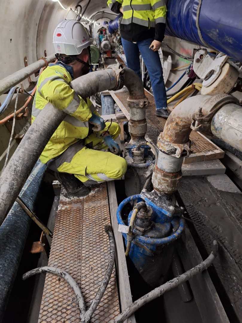 Pumpen des Typs Tsurumi KTZ415 halten die Tunnel trocken: Hartgestein bis 25 mm Korngröße im Wasser bereitet keine Schwierigkeiten. | Foto: Bessac Pumpen des Typs Tsurumi KTZ415 halten die Tunnel trocken: Hartgestein bis 25 mm Korngröße im Wasser bereitet keine Schwierigkeiten. | Foto: Bessac