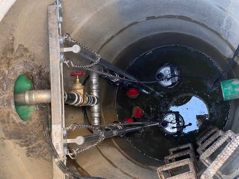 Eine Doppelanlage MultiDrain UV 625-Schmutzwasserpumpen am Gleitrohrsystem im Beton-Außenschacht | Foto: Jung Pumpen Eine Doppelanlage MultiDrain UV 625-Schmutzwasserpumpen am Gleitrohrsystem im Beton-Außenschacht | Foto: Jung Pumpen
