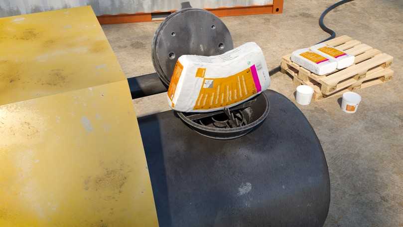 Gut für Großprojekte: Die neue Fermacell gebundene Splittschüttung lässt sich pumpen. Auf acht Säcke Fermacell Wabenschüttung kommt ein Gebinde Fermacell Schüttungsbinder. | Foto: James Hardie Gut für Großprojekte: Die neue Fermacell gebundene Splittschüttung lässt sich pumpen. Auf acht Säcke Fermacell Wabenschüttung kommt ein Gebinde Fermacell Schüttungsbinder. | Foto: James Hardie