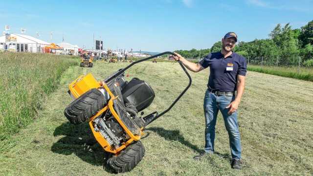Georg-Otto Fuchs, Vermarktungsleiter bei AS-Motor, zeigte in Eisenach den Schlegelmäher AS 1040 YAK 4WD, der 2018 auf den Markt kam. Er zerkleinert im steilen Gelände Aufwuchs bis zu 1,50 m. Wesentlich für die Geländegängigkeit ist der niedrige Schwerpunkt und die optimale Gewichtsbalance. | Foto: BI/Stoffregen Georg-Otto Fuchs, Vermarktungsleiter bei AS-Motor, zeigte in Eisenach den Schlegelmäher AS 1040 YAK 4WD, der 2018 auf den Markt kam. Er zerkleinert im steilen Gelände Aufwuchs bis zu 1,50 m. Wesentlich für die Geländegängigkeit ist der niedrige Schwerpunkt und die optimale Gewichtsbalance. | Foto: BI/Stoffregen