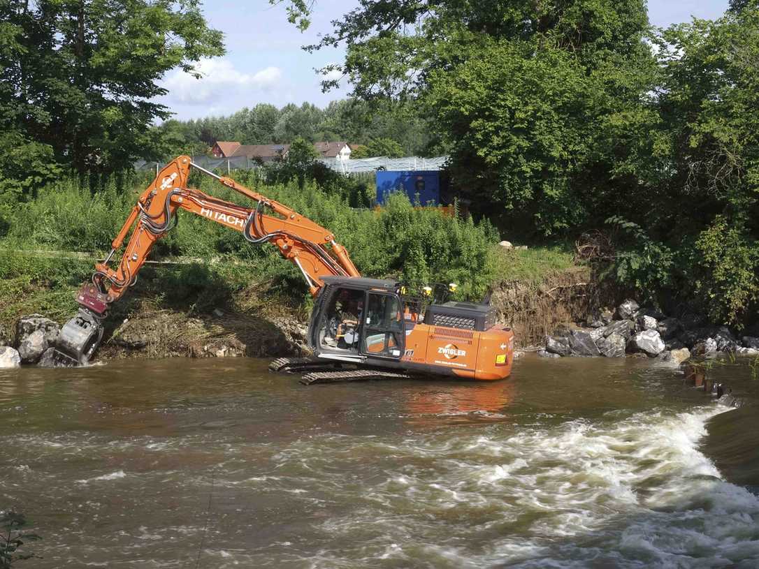 Hitachi und Kiesel im Einsatz für eine Fischtreppe Hitachi und Kiesel im Einsatz für eine Fischtreppe