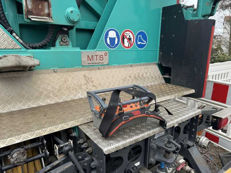 Der Dino12 wurde von MTS mit einem hydrostatischen Fahrantrieb ausgestattet. Damit kann der Saugbagger im Saugbetrieb per Fernbedienung manövriert werden. | Foto: MTS Mobile Tiefbau Saugsysteme Der Dino12 wurde von MTS mit einem hydrostatischen Fahrantrieb ausgestattet. Damit kann der Saugbagger im Saugbetrieb per Fernbedienung manövriert werden. | Foto: MTS Mobile Tiefbau Saugsysteme