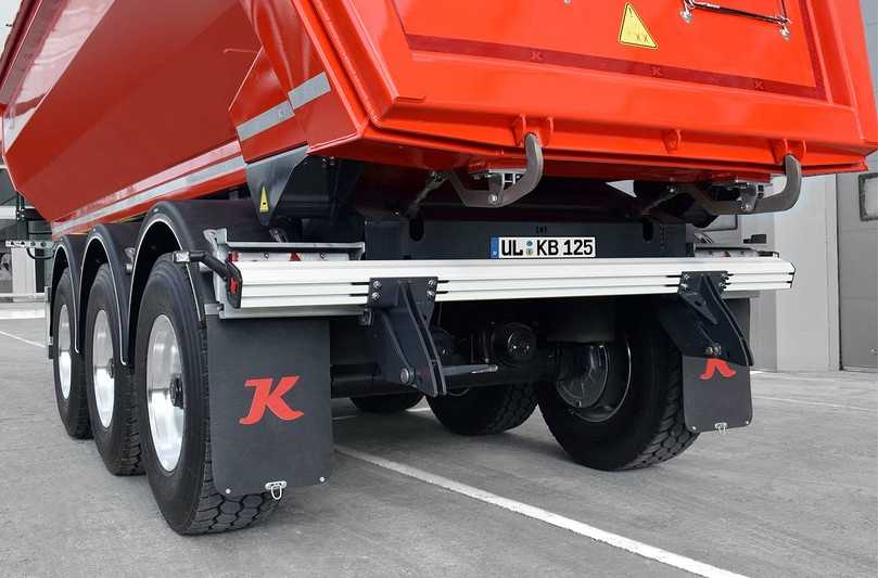 Robustes Chassis, zwei geschweißten Längsträgern in I-Form und drei 9-t-Achsen kennzeichnen den Neuzugang bei Kässbohrer. | Foto: Kässbohrer Robustes Chassis, zwei geschweißten Längsträgern in I-Form und drei 9-t-Achsen kennzeichnen den Neuzugang bei Kässbohrer. | Foto: Kässbohrer