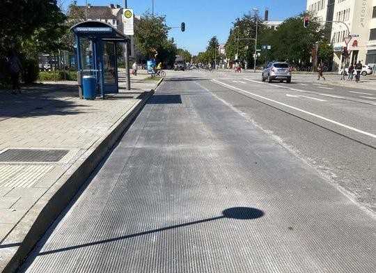 Pilotprojekt in München: Ultrahochleistungsbeton gegen Fahrrillen in Busspuren Pilotprojekt in München: Ultrahochleistungsbeton gegen Fahrrillen in Busspuren