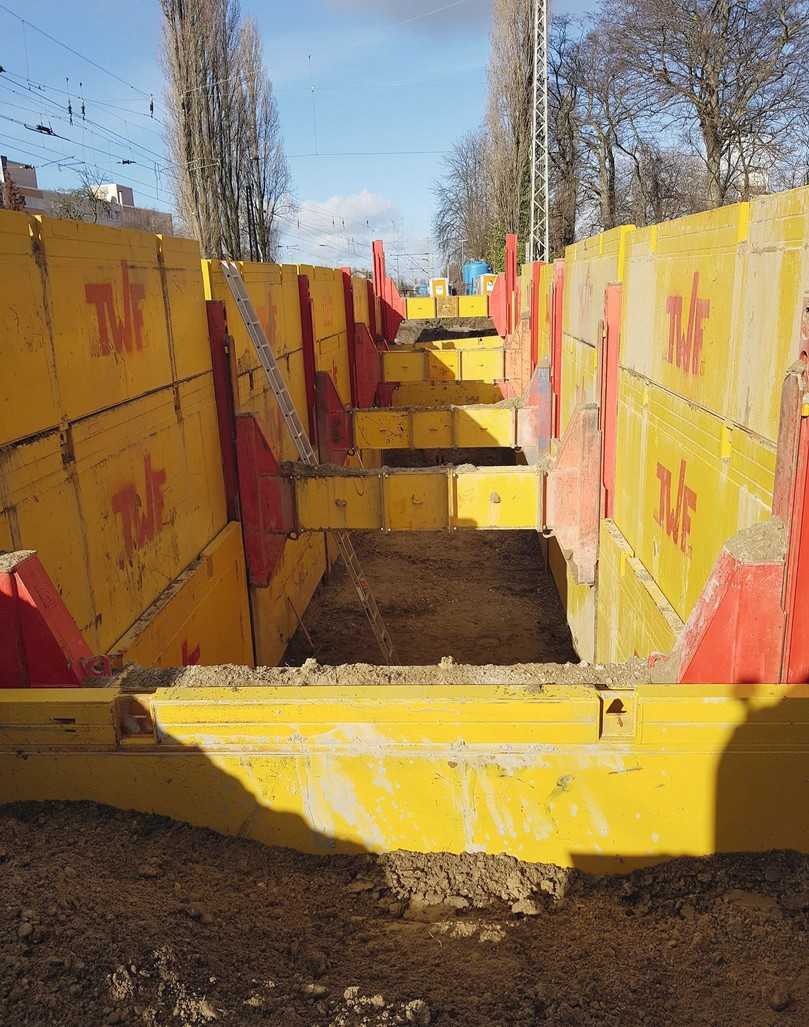 Die ersten 25 Meter sind verbaut, die Endtiefe von 6 m ist erreicht – die Sauberkeitsschicht kann eingebaut werden. | Foto: TWF Tiefbautechnik Die ersten 25 Meter sind verbaut, die Endtiefe von 6 m ist erreicht – die Sauberkeitsschicht kann eingebaut werden. | Foto: TWF Tiefbautechnik